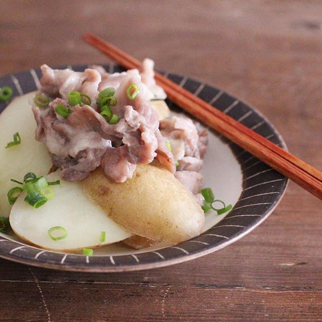 豚肉とじゃがいもの塩うまレンジ蒸し