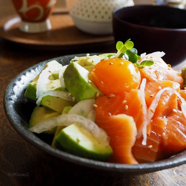 やる気がないときの夕飯に！サーモンアボカド丼