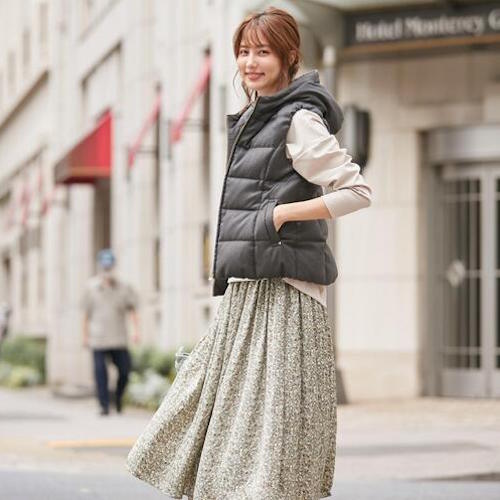 グレーダウンベストコーデ 秋冬 レディースに似合うおしゃれな着こなし Folk