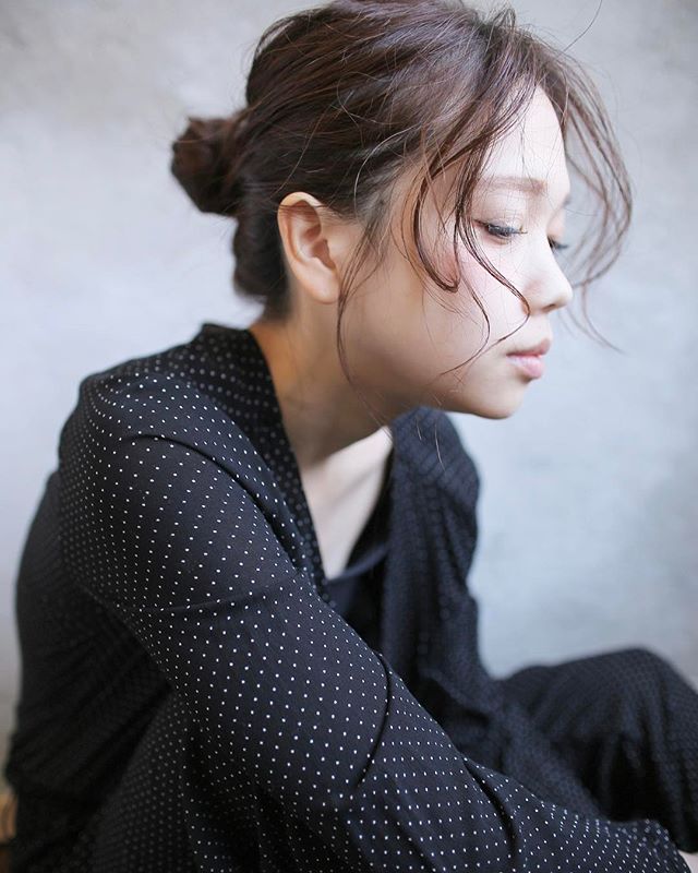 顔回りのニュアンスで作る無造作ヘアアレンジ