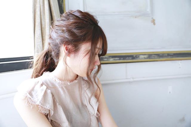 大人のための無造作ポニーテールヘアアレンジ