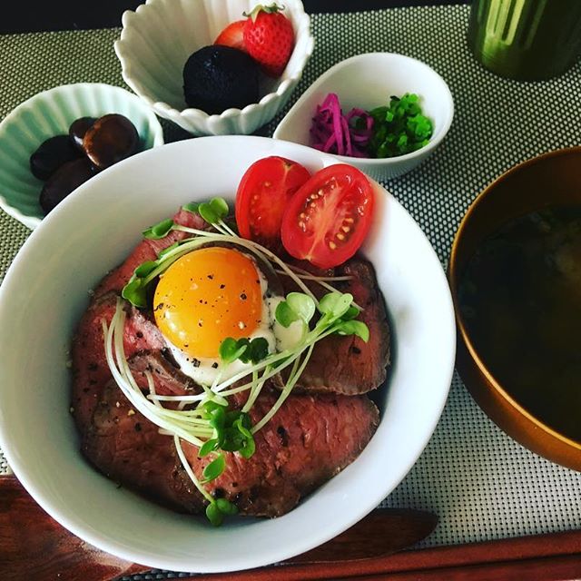 カイワレでおしゃれなローストビーフ丼