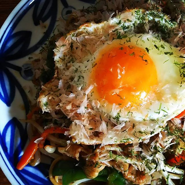 豚バラと野菜の目玉焼きのせ焼きそば