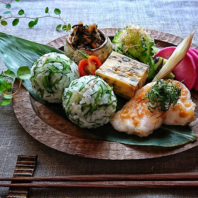 酢飯おにぎりの和食ワンプレート