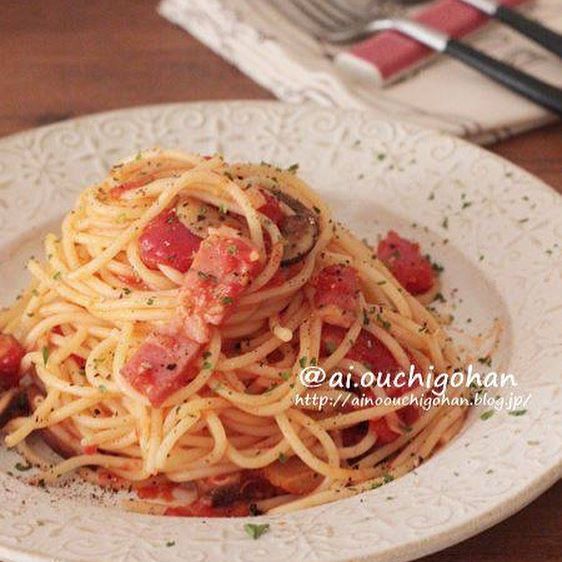 美味しい。ベーコンとキノコのトマトパスタ