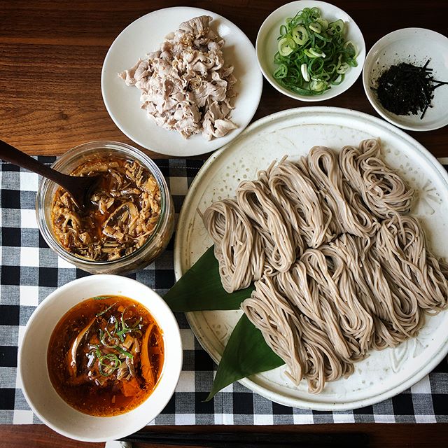 きのこラー油入りピリ辛つけ蕎麦