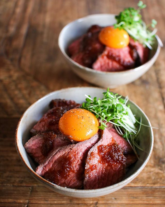 きれいに見えるおろし玉ねぎローストビーフ丼