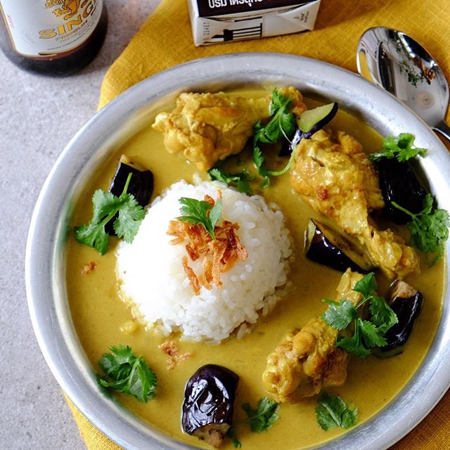 ご飯を浮かべて♪彩り良しのチキンカレー