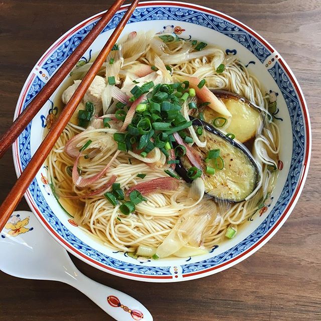 揚げナスと鶏肉の温かいにゅうめん