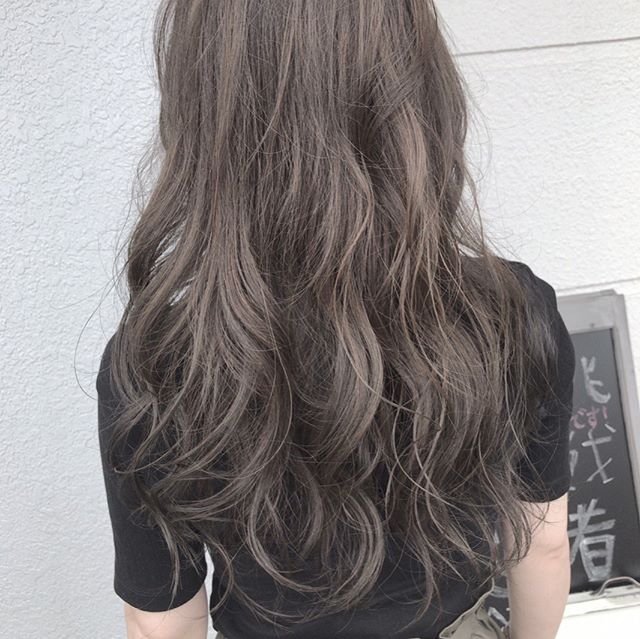 プラチナカラーの暗髪ロングヘアスタイル