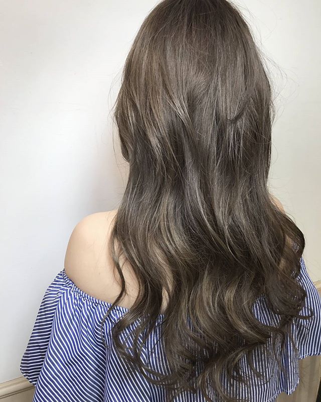 グレージュ×ピンクの暗髪ロングヘアスタイル