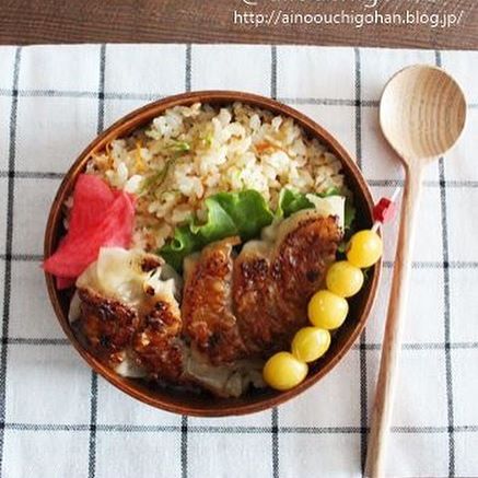 チャーハンや餃子の美味しそうな中華弁当