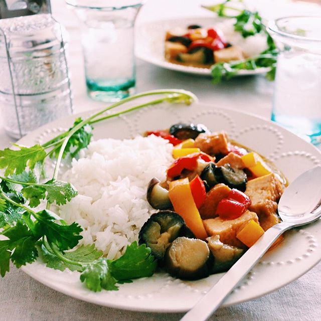 季節の野菜で鮮やか綺麗！夏野菜カレー