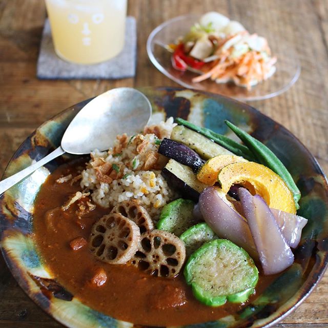 彩りが綺麗な素揚げ野菜カレー