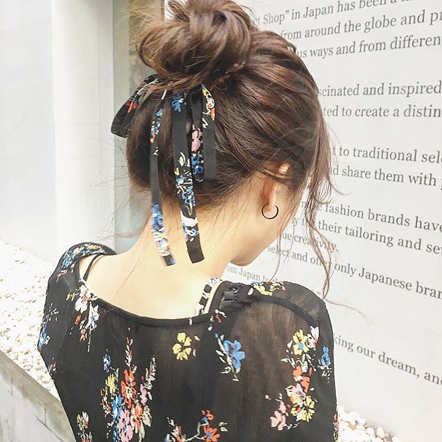 お団子×細いリボンのヘアアクセ