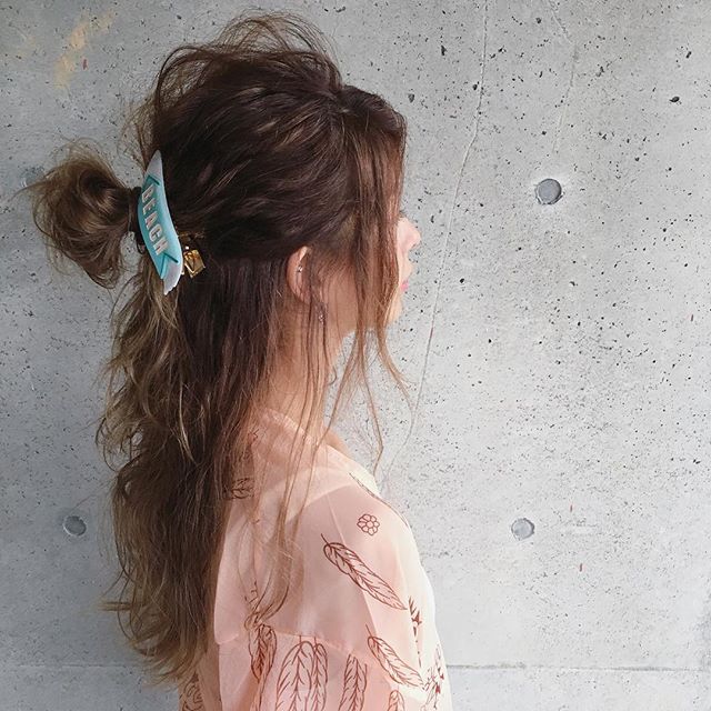 お団子×ロゴ入りヘアアクセ