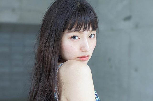 モードなぱっつん前髪ヘアスタイル