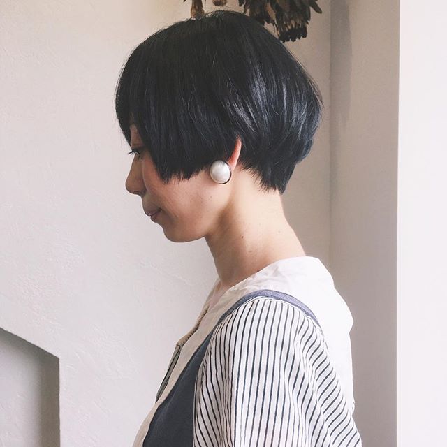 黒髪ショートの可愛い前髪ぱっつんヘアスタイル