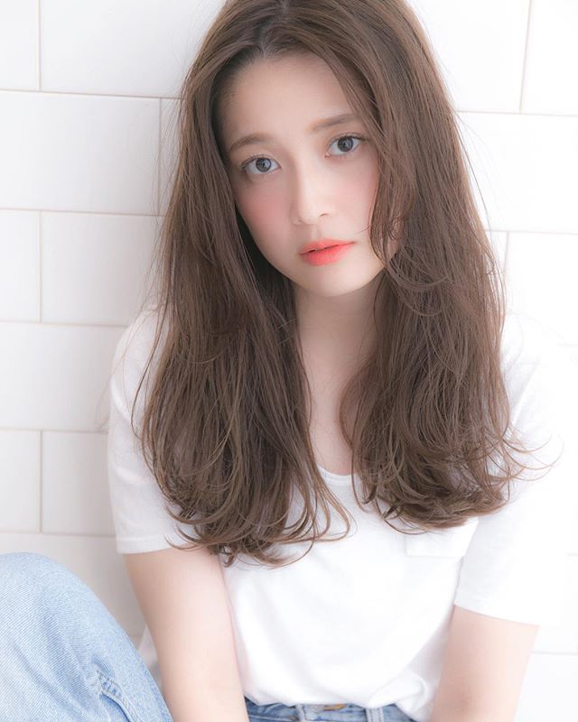 ロングヘアのままセンター分けヘアスタイル