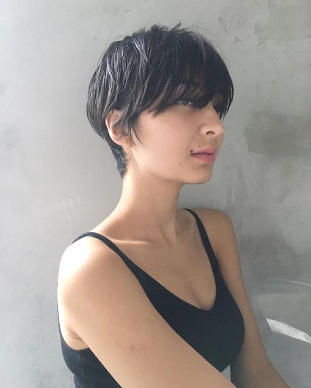 カジュアルさを残した黒髪ショートヘアスタイル