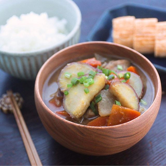 食材がたっぷり入った根菜と鶏肉のさつま汁