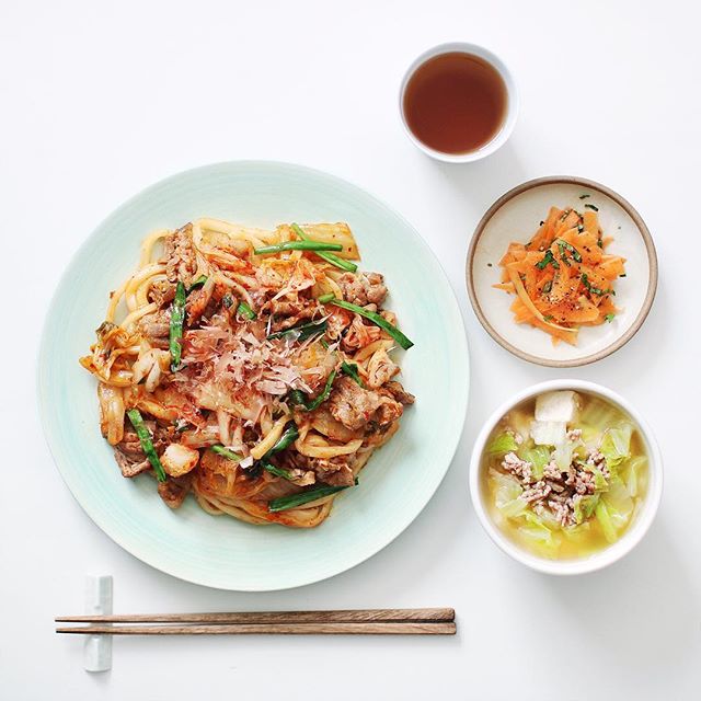 キムチ焼きうどんのシンプルな食事メニュー