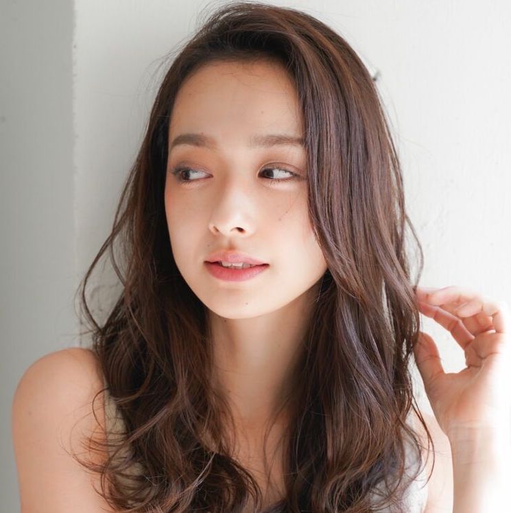 パーマ ロングは前髪なしで大人っぽく 30代 40代に似合うスタイルをご紹介 Folk