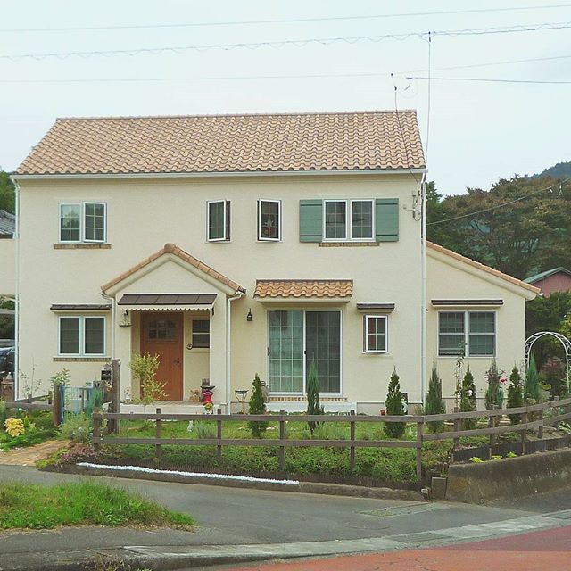 オレンジの屋根が可愛い家の外観