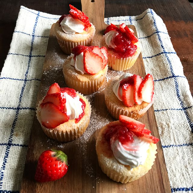 お家カフェにも◎カットいちごのカップケーキ