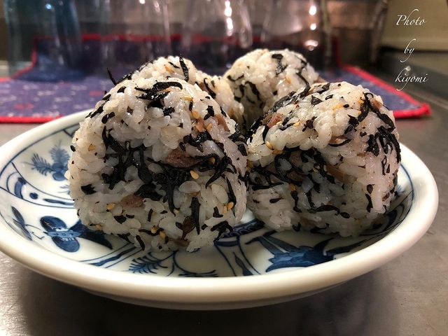 食感も楽しいひじきカリカリ梅おにぎり