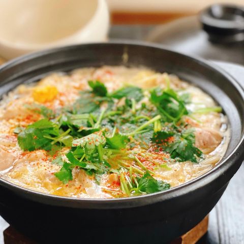 お昼ご飯のメインに！鍋焼き親子うどん