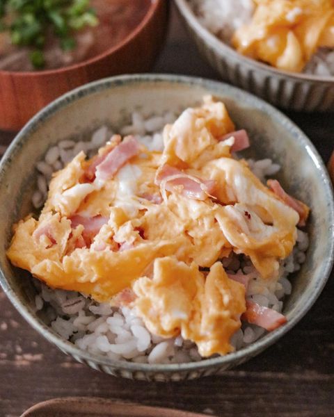 ハムがポイントのスクランブルエッグ丼