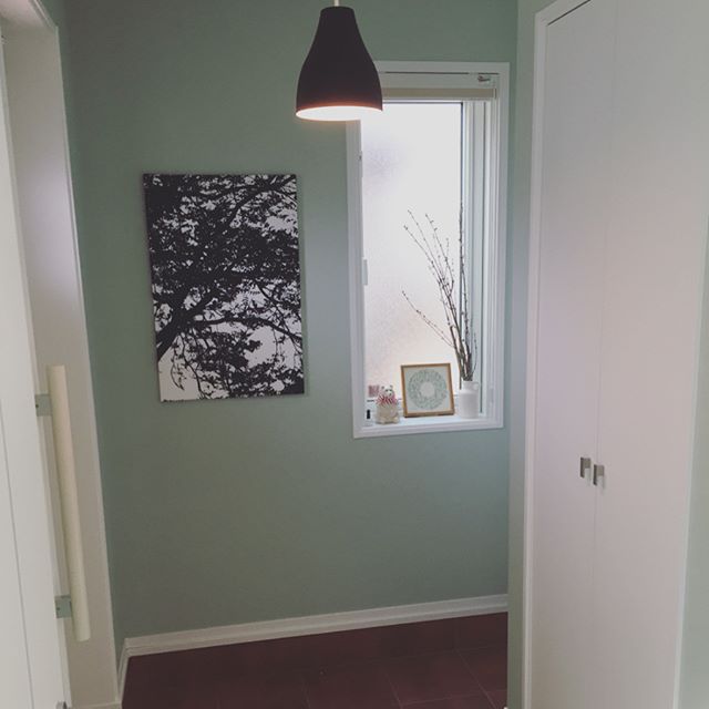 生い茂る樹木の絵画