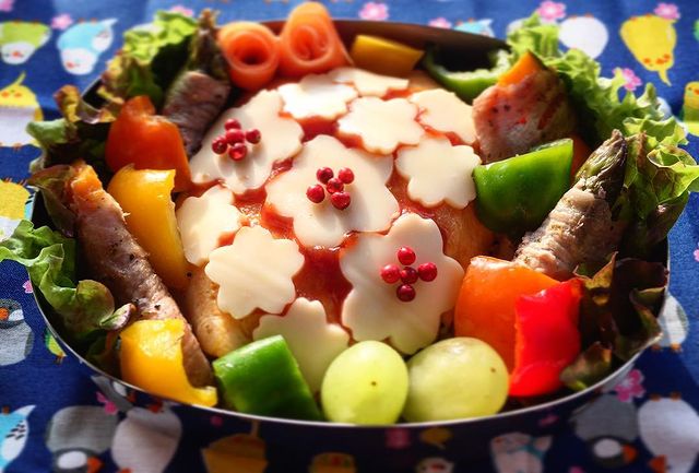 おしゃれな桜モチーフ！春のオムライスのお弁当