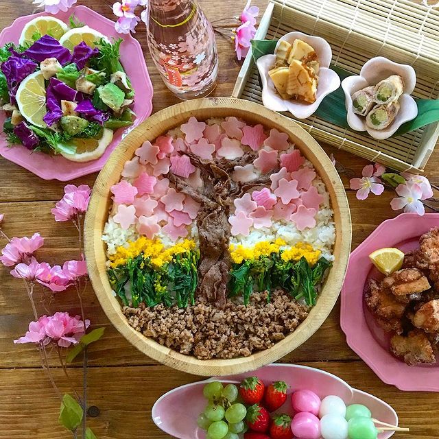 旬の桜と菜の花がおしゃれなお弁当