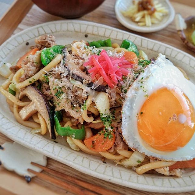 子供、人気、焼きうどん、レシピ、目玉焼き