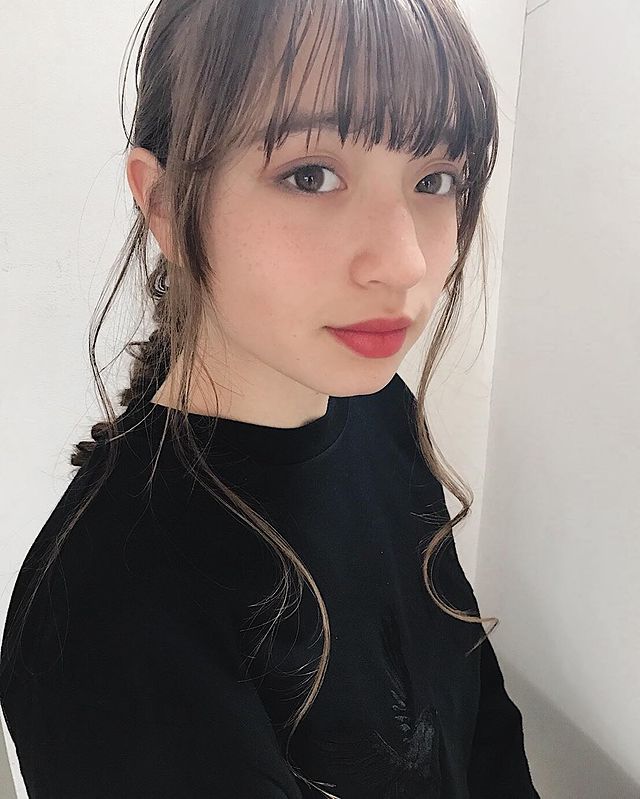 セミロングのロープ編みヘアアレンジ