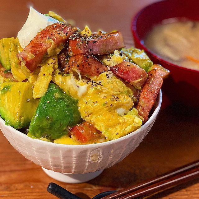 アボカドベーコンエッグとじ丼