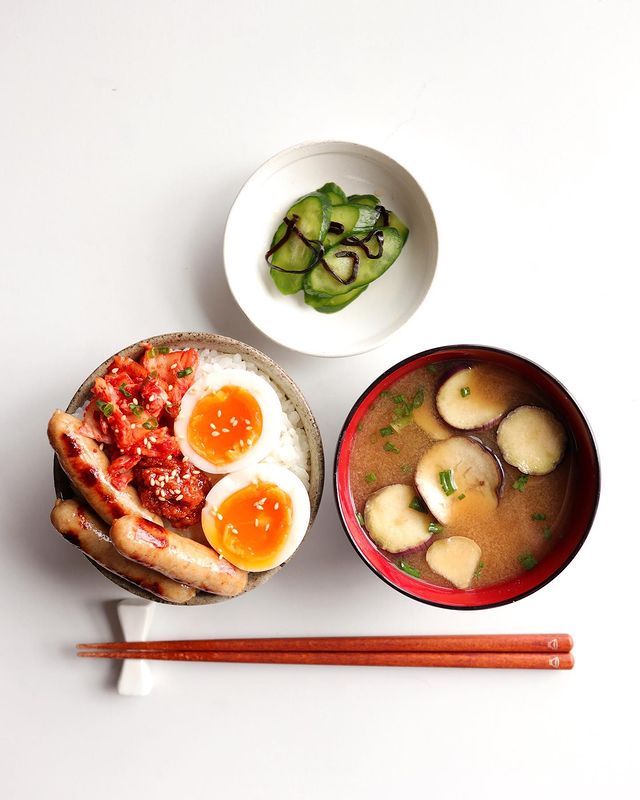 キムチと卵のウインナー丼