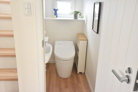 隙間を活用したトイレットペーパー収納