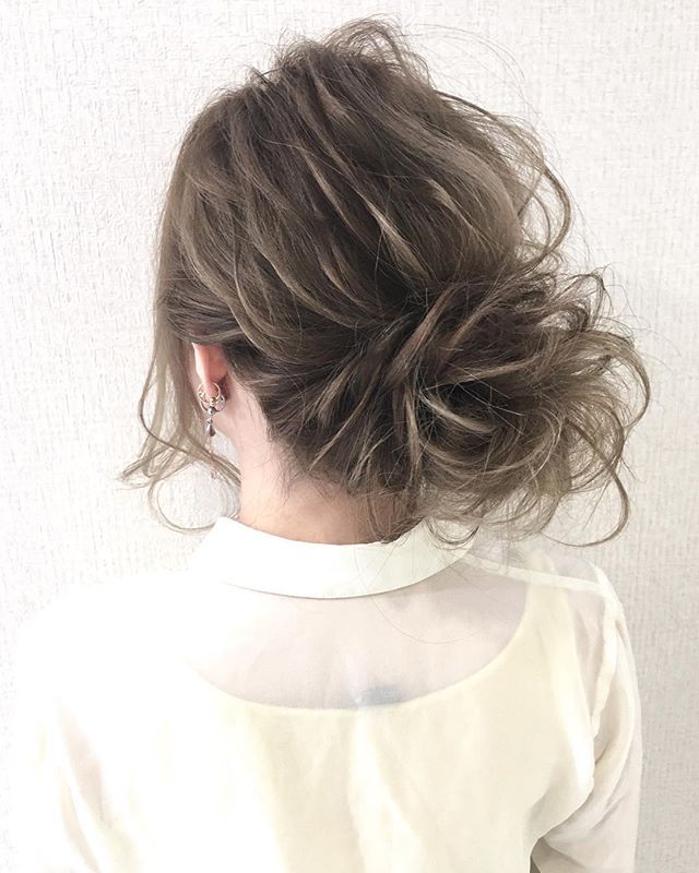 ふんわりシニヨン×サイド寄せヘアアレンジ