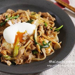 大満足の人気おかず♪温玉のせ豚キムチレシピ