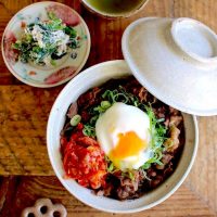 家にあるもので《牛丼》をもっと美味しく。トッピングのおすすめレシピ教えます