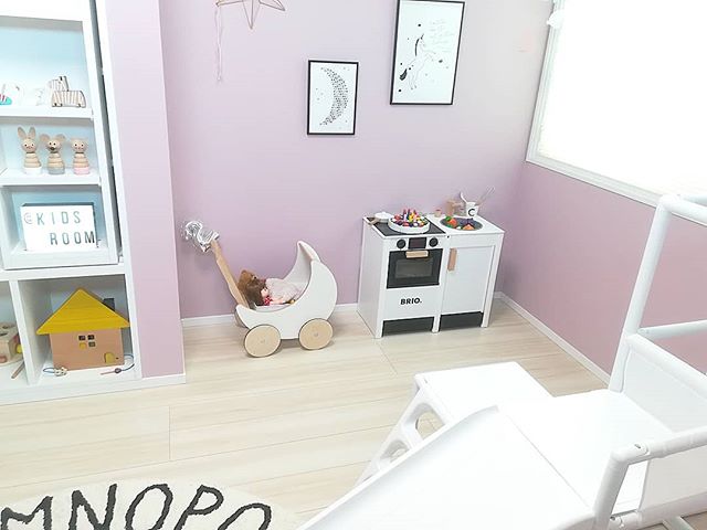 子供部屋には明るいピングの可愛い壁紙