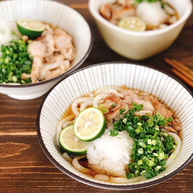 うどん、豚肉、黒コショウ、すだち、ねぎ、大根おろし。