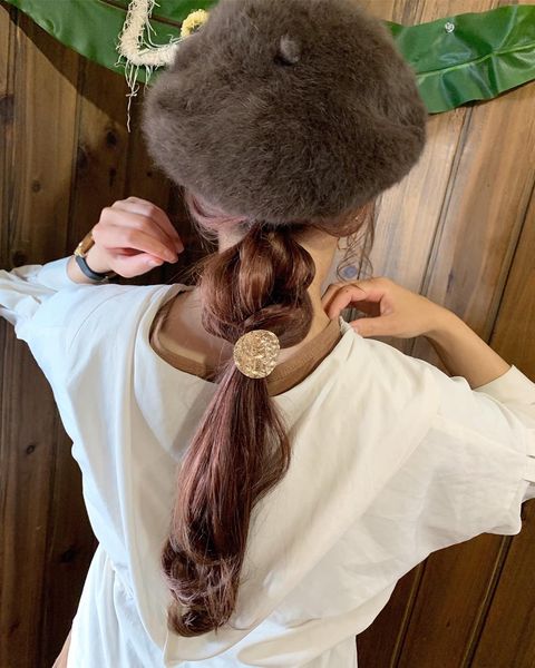 髪でシュシュを作る帽子ヘアアレンジ