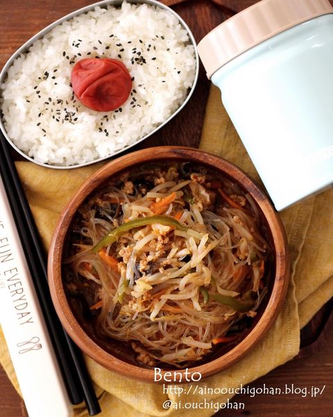 春雨、サラダ、もやし、にんじん、ピーマン、黒きくらげ。