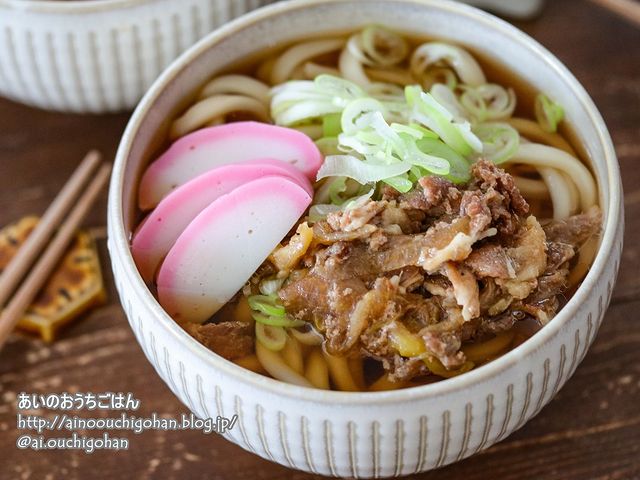 うどん、豚肉、温かい、かまぼこ、ネギ。