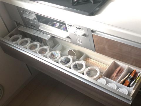 蓋が透明の容器を使った引き出し収納