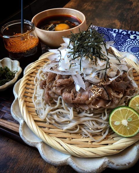 ざるそば、牛肉、ネギ、海苔、かぼす、麺つゆ、卵、ラー油。